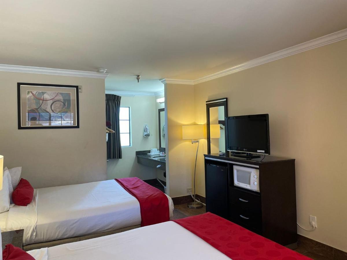 Ramada By Wyndham San Diego Poway Miramar Екстериор снимка