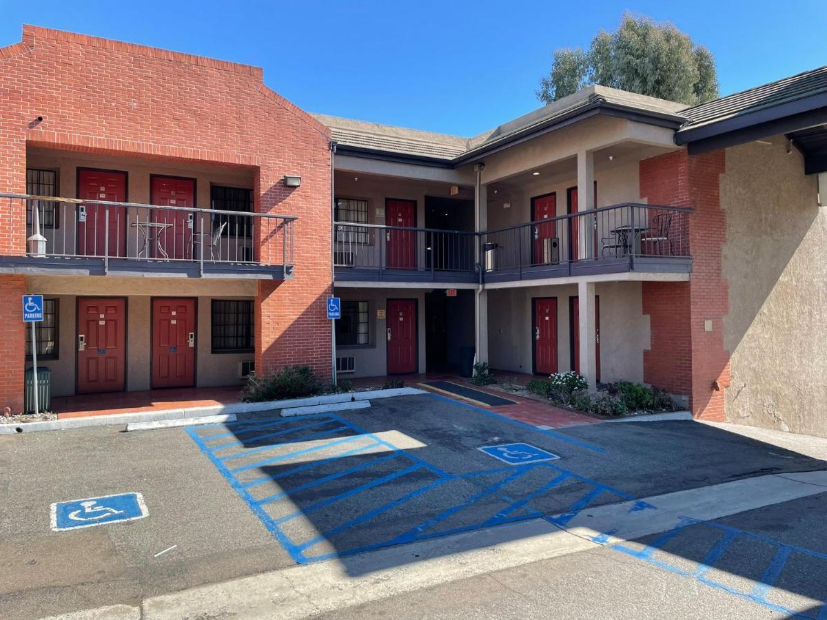 Ramada By Wyndham San Diego Poway Miramar Екстериор снимка