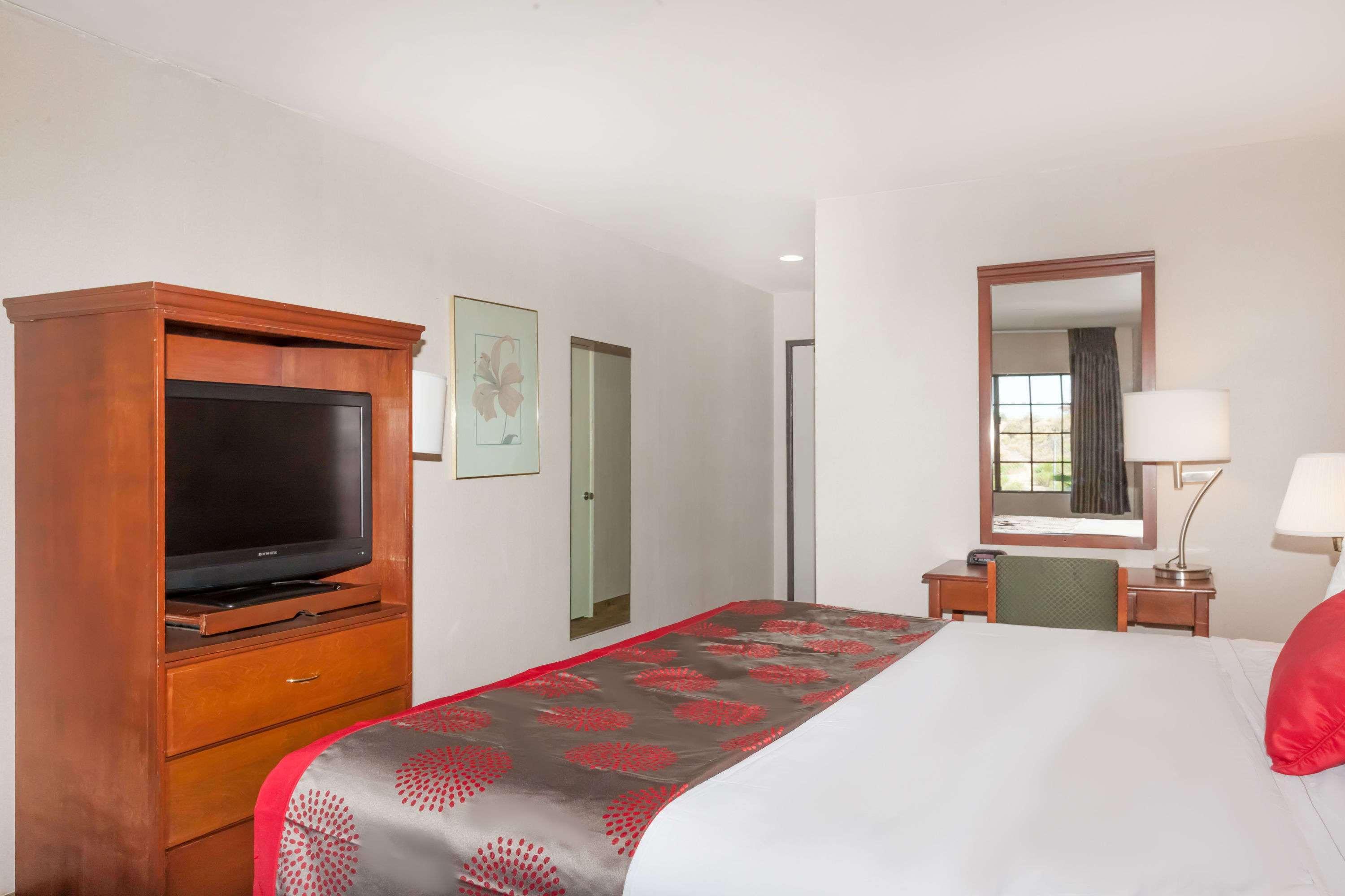Ramada By Wyndham San Diego Poway Miramar Екстериор снимка