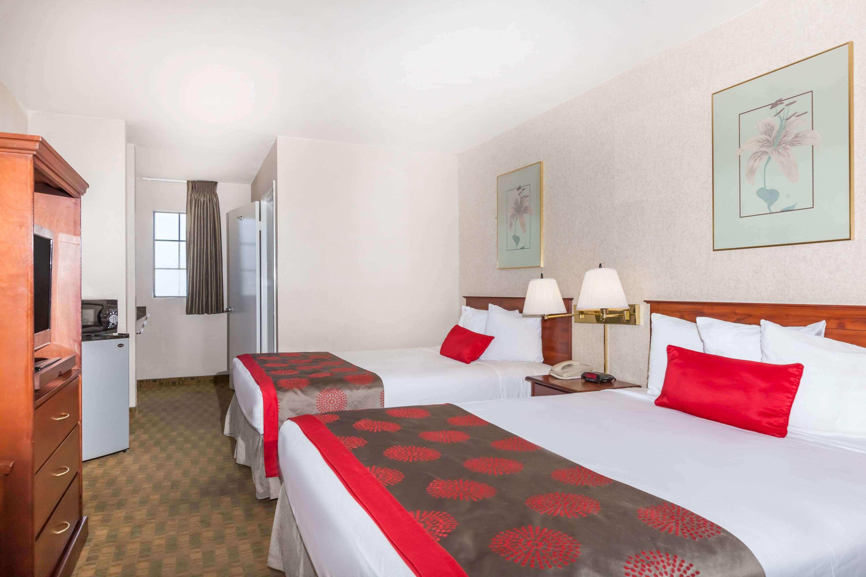 Ramada By Wyndham San Diego Poway Miramar Екстериор снимка