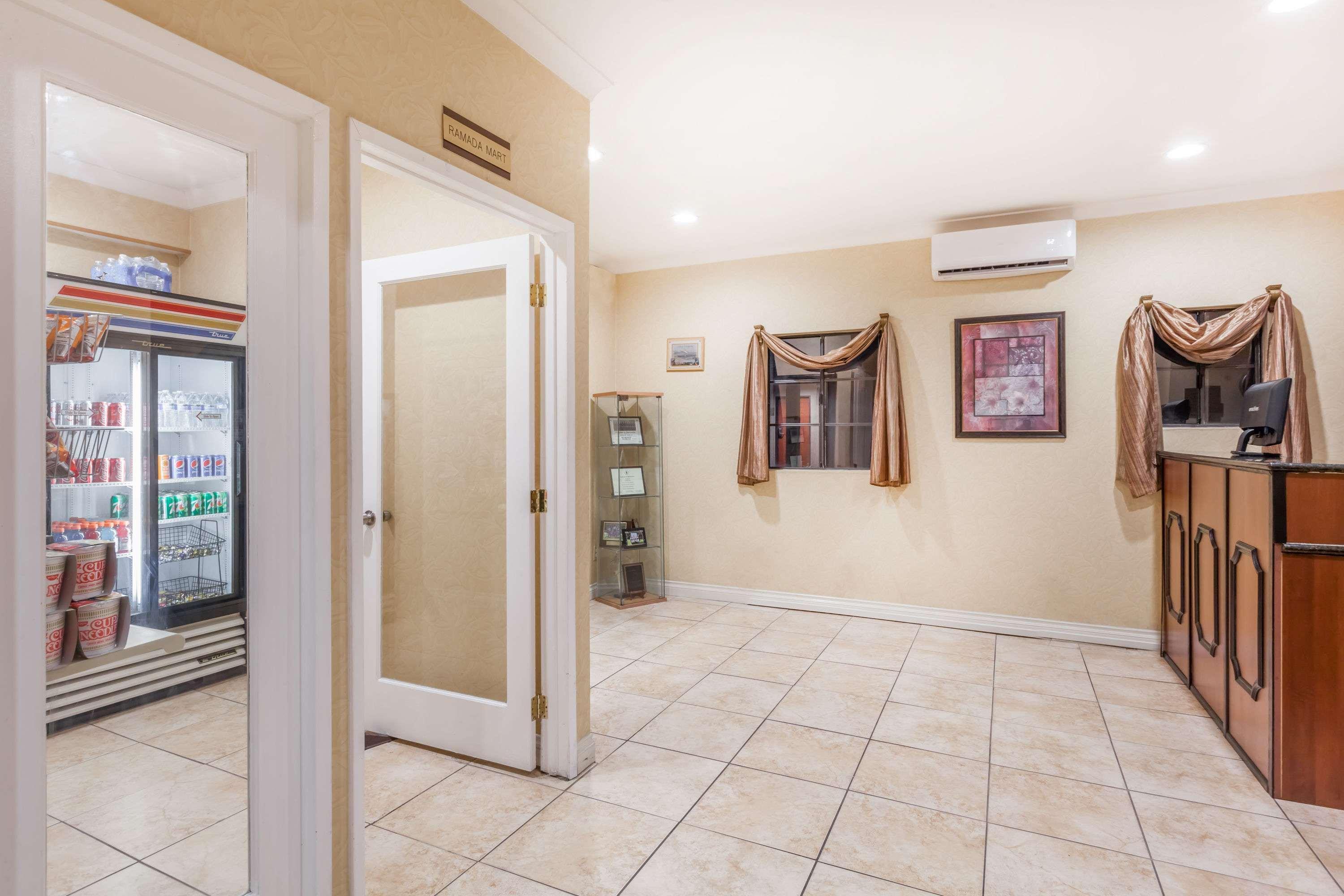 Ramada By Wyndham San Diego Poway Miramar Екстериор снимка