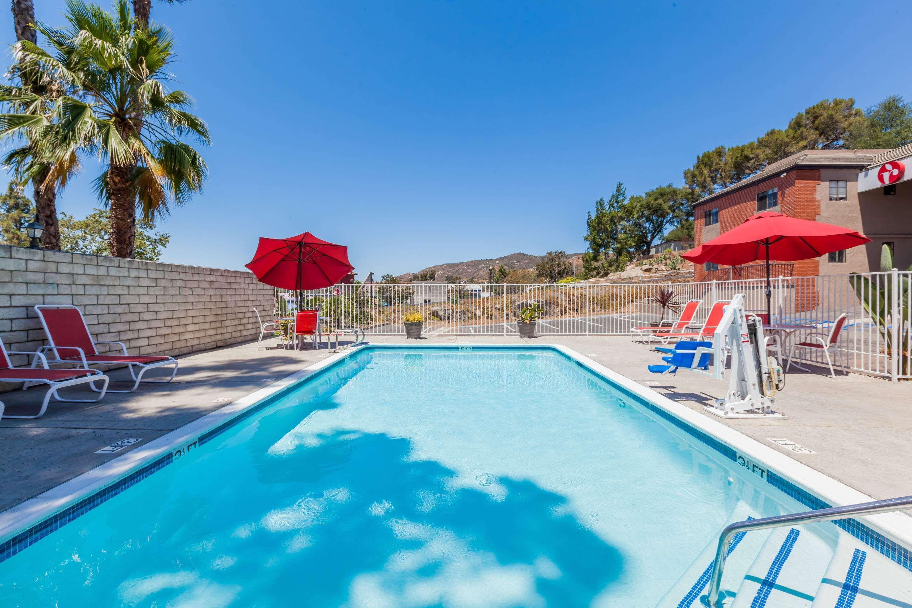 Ramada By Wyndham San Diego Poway Miramar Екстериор снимка