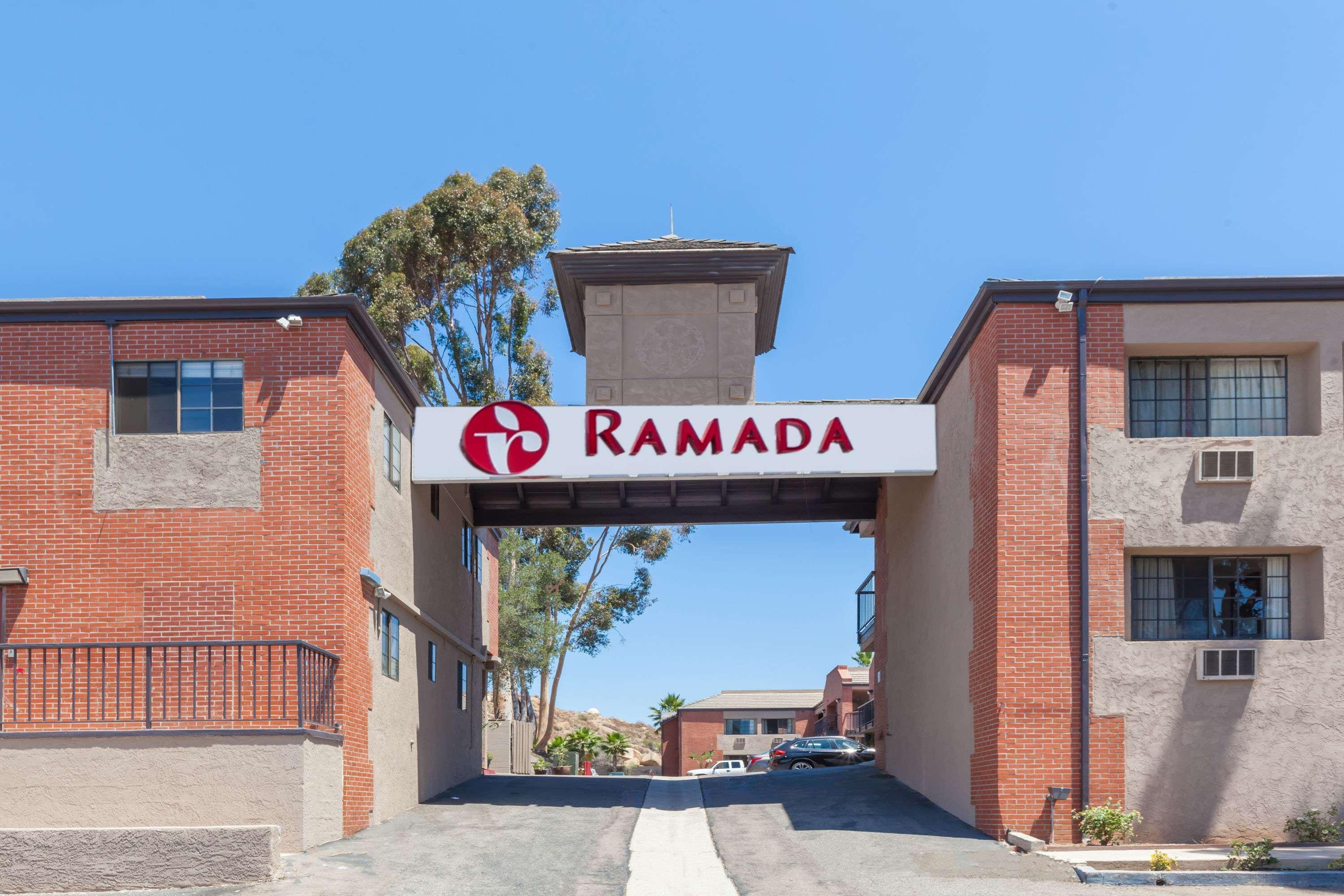 Ramada By Wyndham San Diego Poway Miramar Екстериор снимка