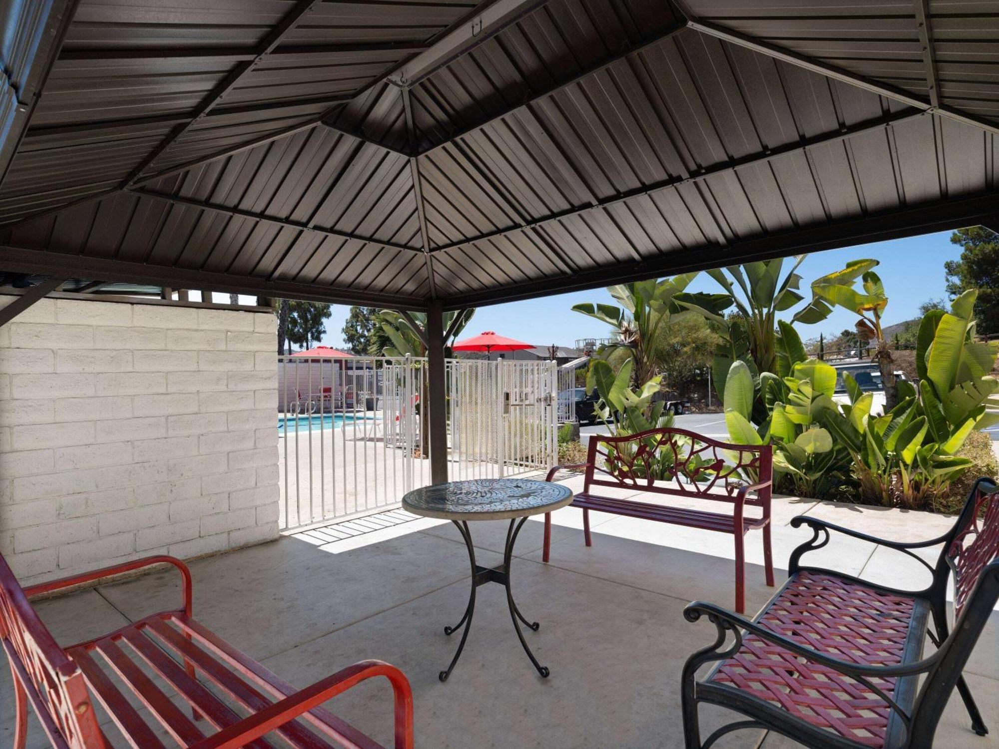 Ramada By Wyndham San Diego Poway Miramar Екстериор снимка