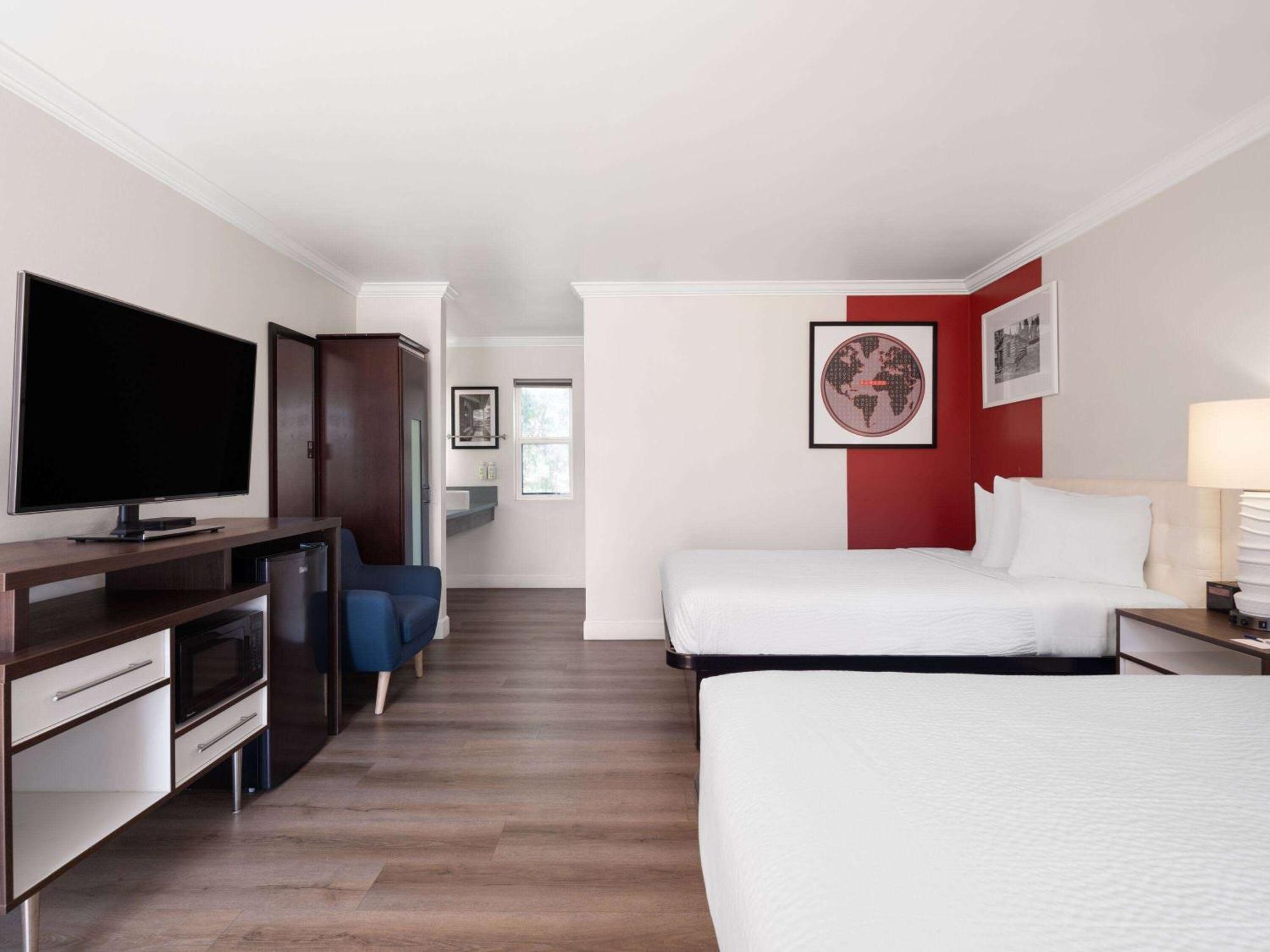 Ramada By Wyndham San Diego Poway Miramar Екстериор снимка