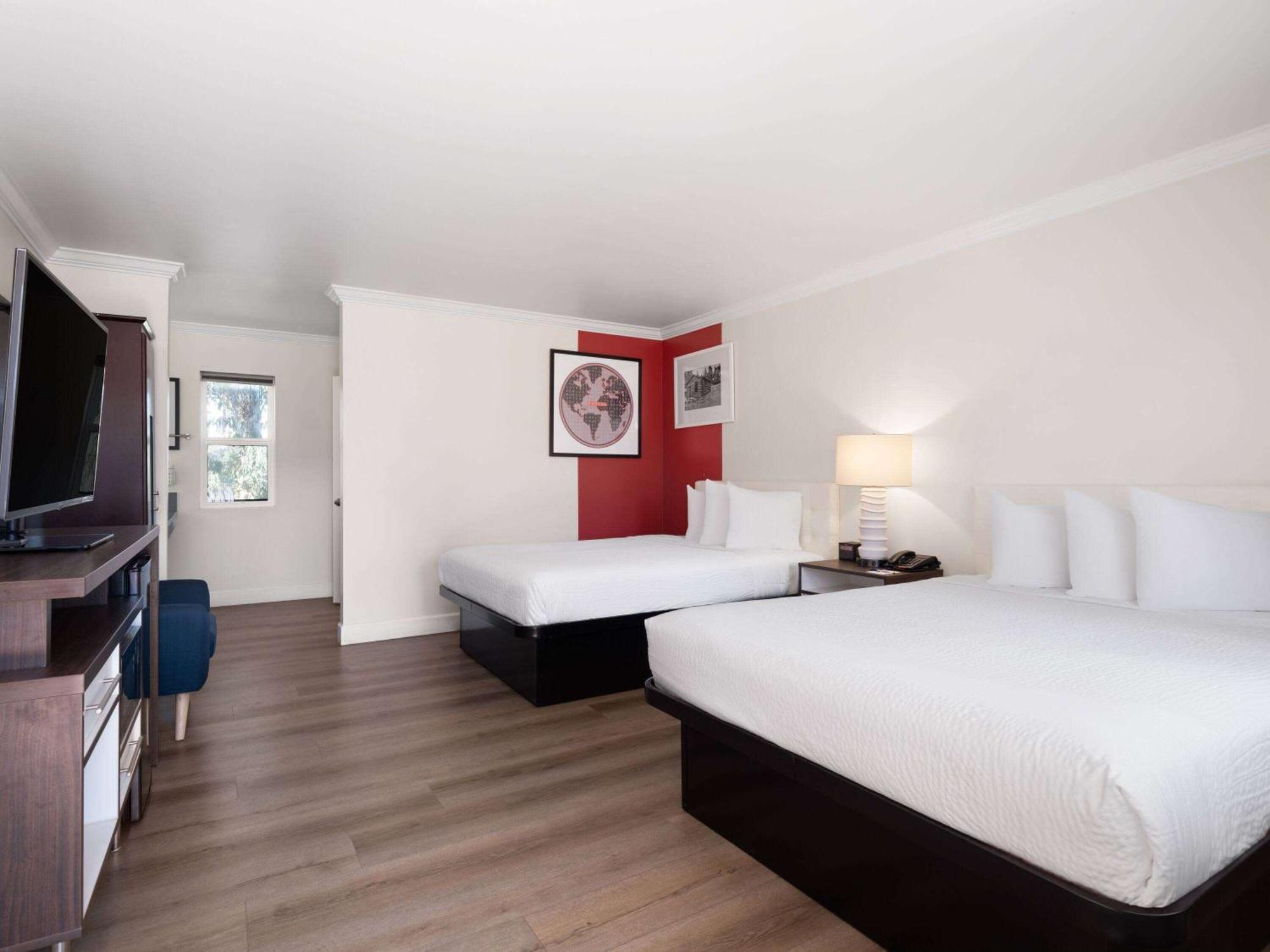 Ramada By Wyndham San Diego Poway Miramar Екстериор снимка