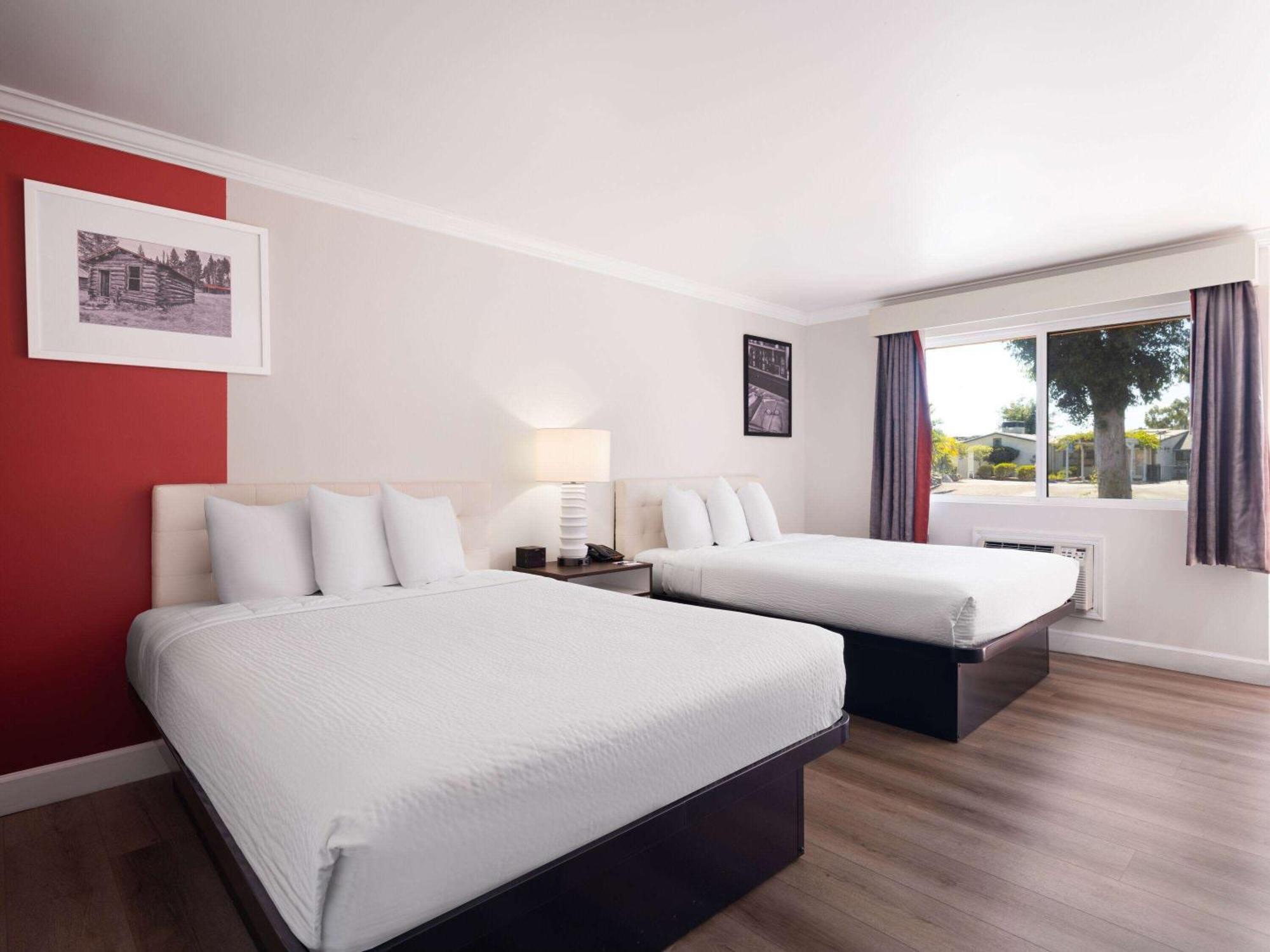 Ramada By Wyndham San Diego Poway Miramar Екстериор снимка