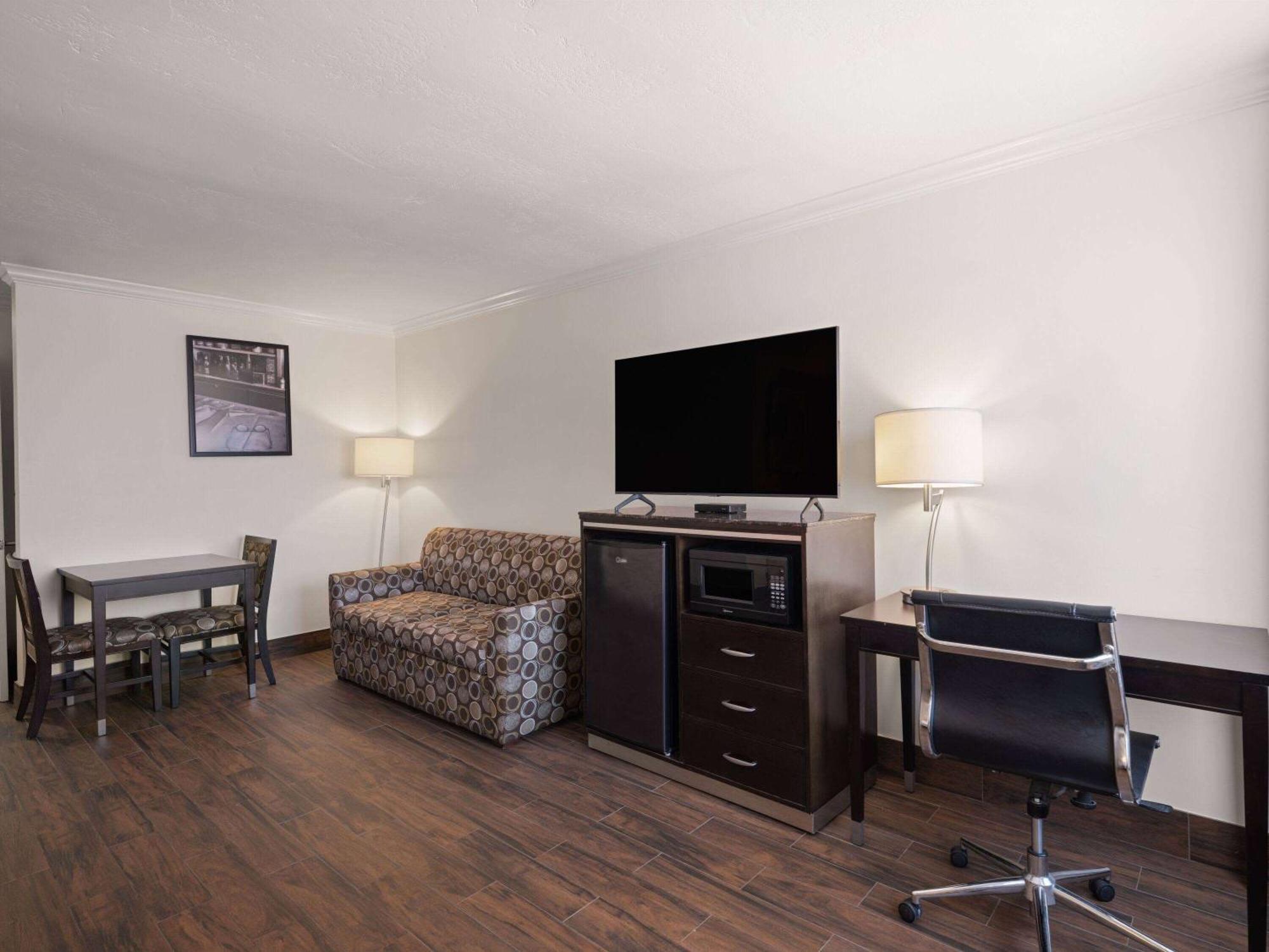 Ramada By Wyndham San Diego Poway Miramar Екстериор снимка