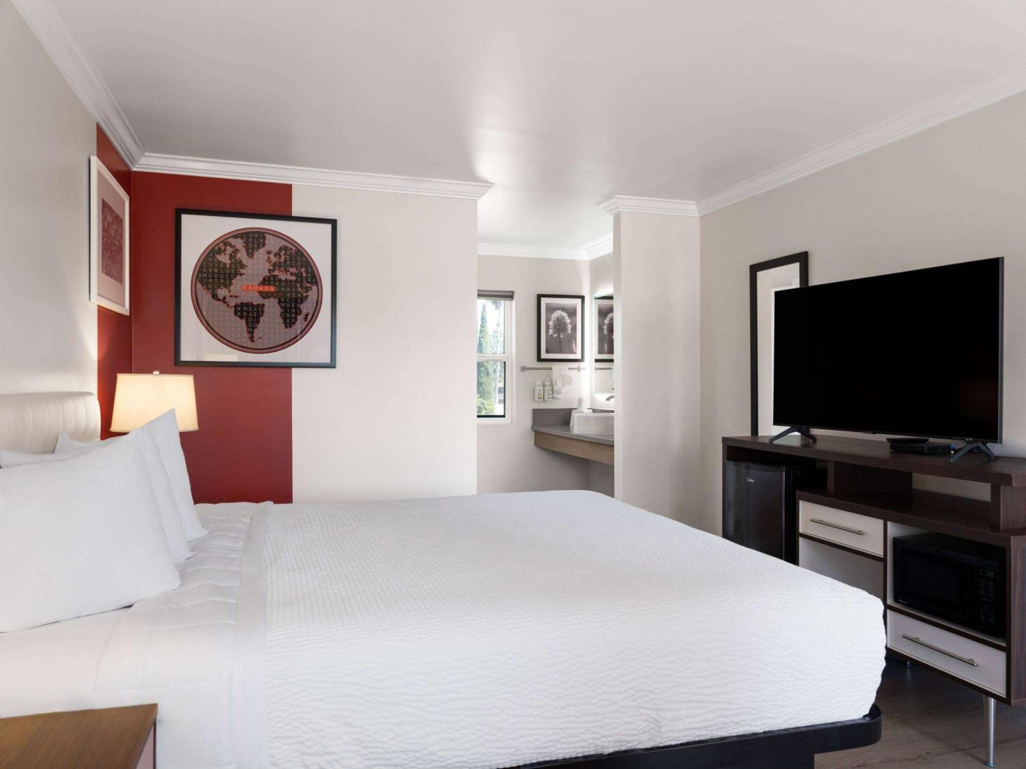 Ramada By Wyndham San Diego Poway Miramar Екстериор снимка