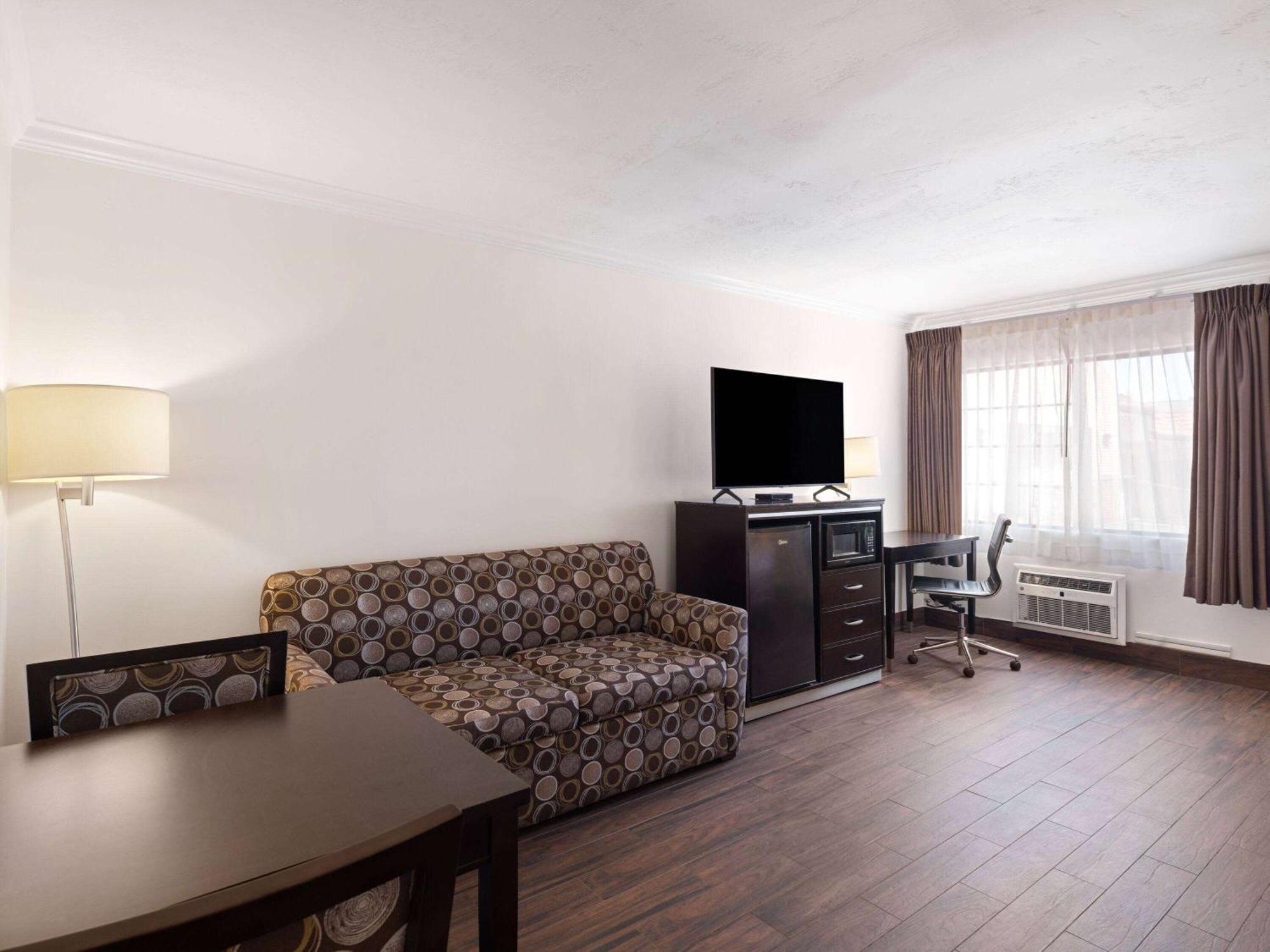 Ramada By Wyndham San Diego Poway Miramar Екстериор снимка