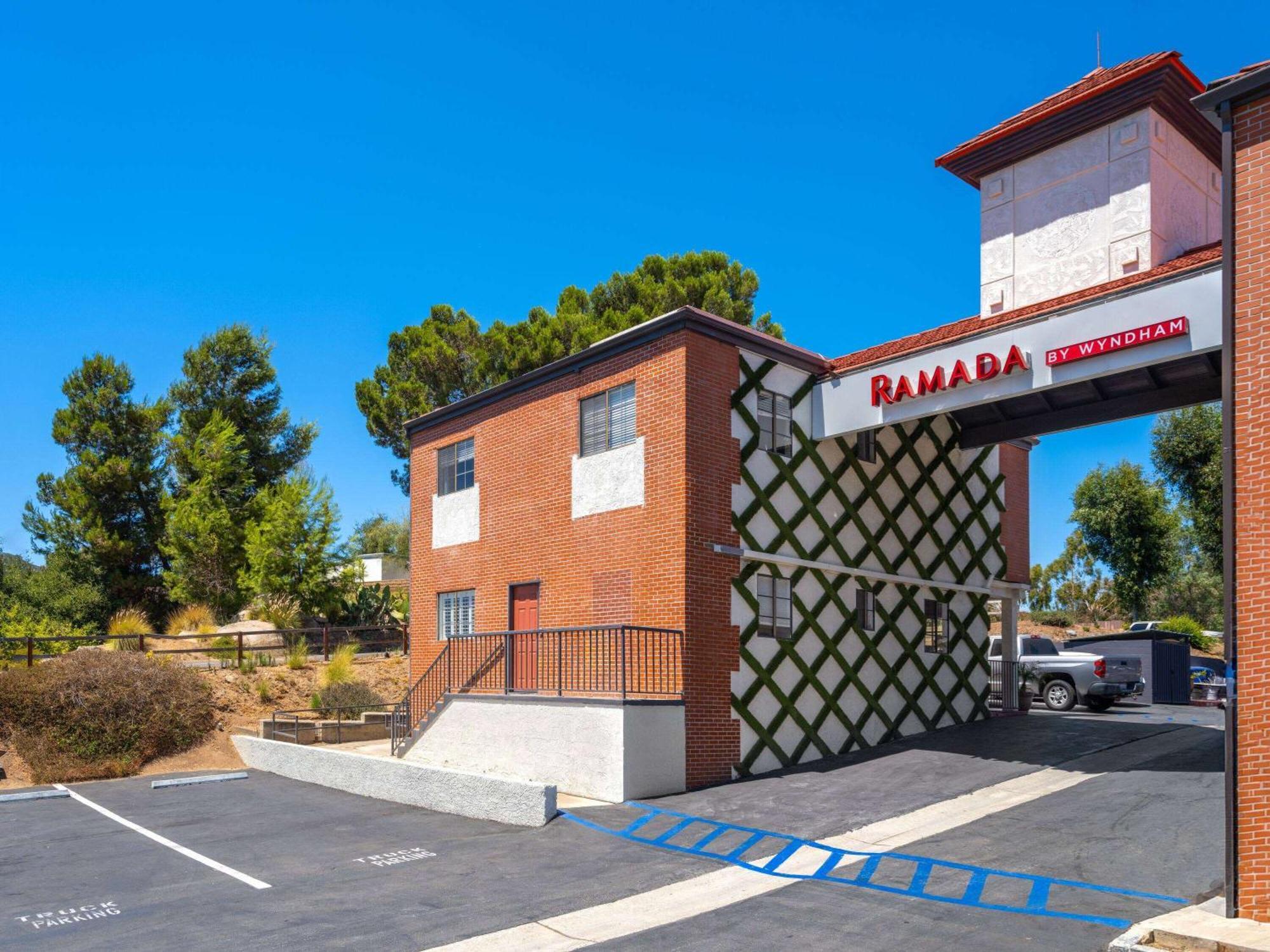 Ramada By Wyndham San Diego Poway Miramar Екстериор снимка